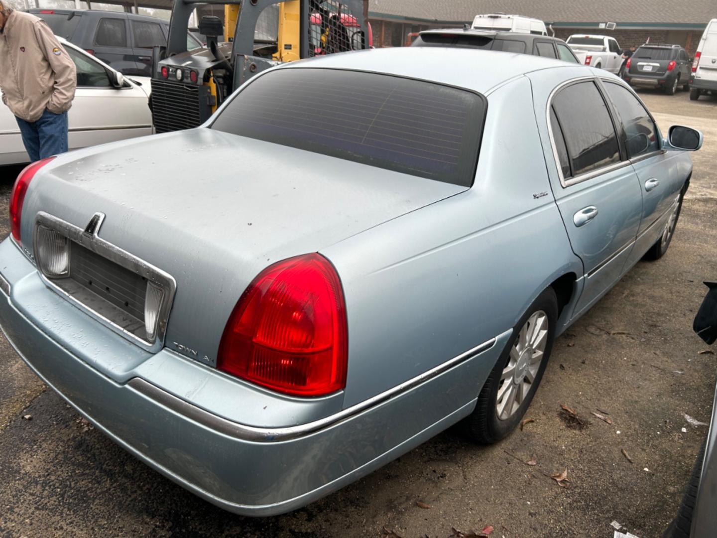 2006 Lincoln Town Car (1LNHM81W66Y) , located at 1687 Business 35 S, New Braunfels, TX, 78130, (830) 625-7159, 29.655487, -98.051491 - Photo#2